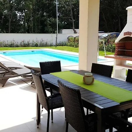 In Mit Privatem Pool By Interhome Vikendica